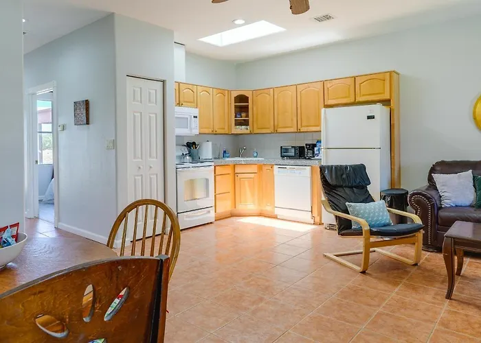 Vacation W/ Pool Access & Courtyard! Apartment