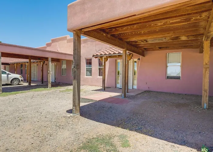 Vacation W/ Pool Access & Courtyard! Apartment