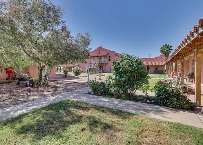 Vacation W/ Pool Access & Courtyard! Apartment Eloy