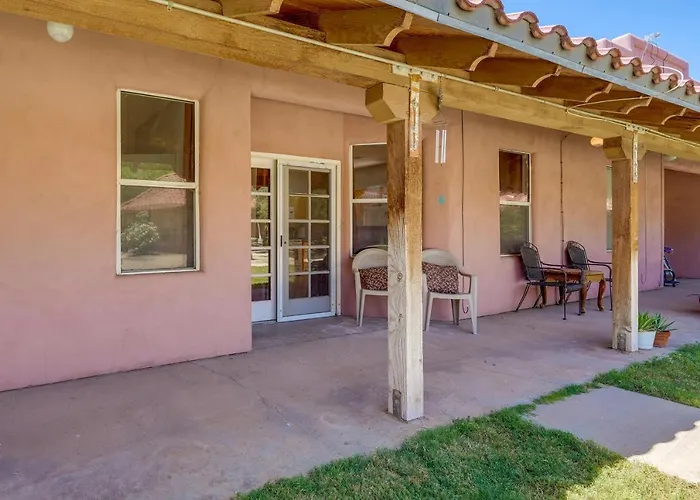 Apartment Vacation W/ Pool Access & Courtyard!