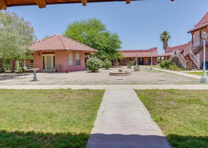 Vacation W/ Pool Access & Courtyard! * Eloy